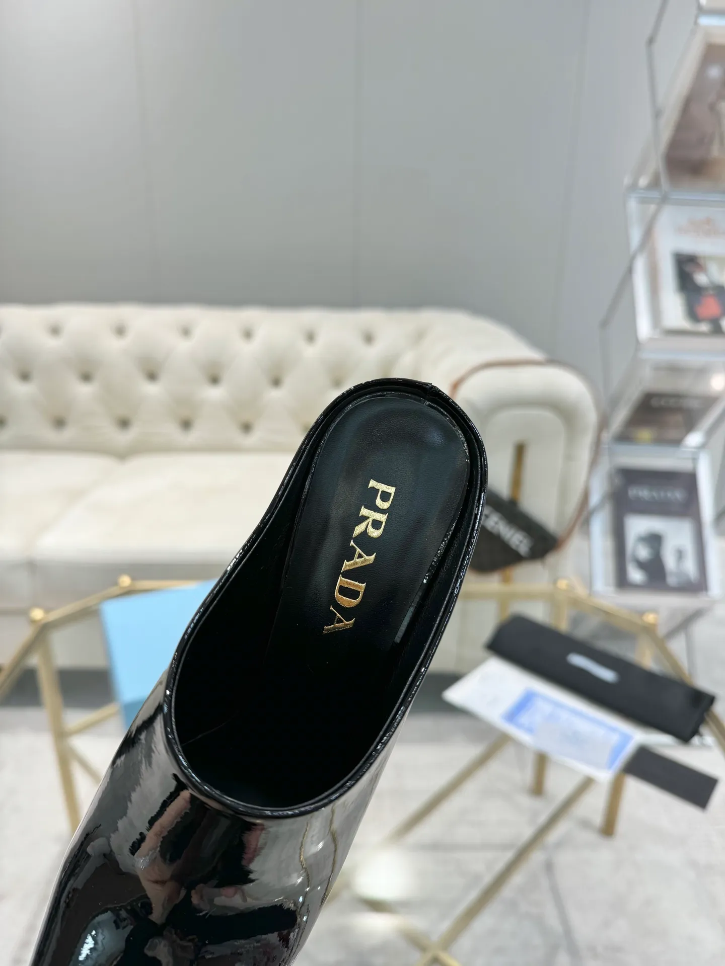 👟👟Ex-factory price 560👟👟 (imitation leather bottom-20) New arrival 👉Ready stock👈 Remove the original board and make a 1:1 replica‼ ️The highest version ✅2025Prada early spring catwalk popular style 😘The latest spring style thick heel small square toe series (leather outsole) (new 👉Ready stock👈 dismantle the original board 1:1 replica‼️ The highest version ✅2025Prada early spring catwalk catwalk popular style 😘latest spring style thick heel small square toe series Ex-factory price 480 (genuine leather outsole) 220 (simulated leather sole) A must-have for goddesses. Super beautiful on the feet. ‼ ️The upper and insole adopt the latest 3D LOGO elements. High-end 414243 Custom-made, non-returnable and non-exchangeable) Simulated leather sole) A must-have for goddesses, super beautiful on the feet ‼ ️The upper and foot pads adopt the latest 3D LOGO elements, three-dimensional and advanced‼ ️Imported original cowhide leather, soft and textured, lining + foot pads, imported sheepskin lining, breathable and comfortable, matching private model heel, heel height 8M, size 35M-39M (34 40 414243 customized, non-refundable and non-exchangeable)